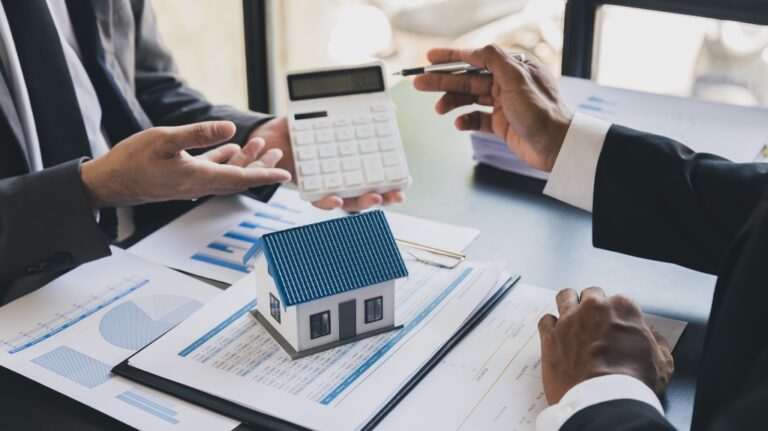 House model with agent and customer discussing calculate for price contract to buy