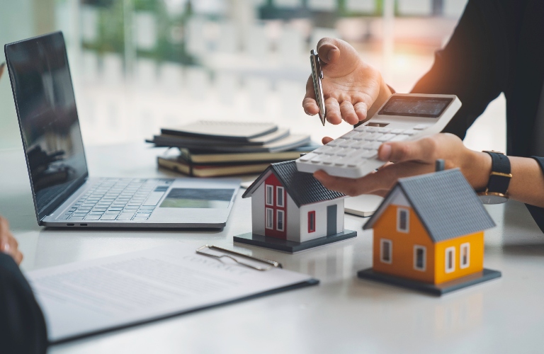 Real estate lawyer bid homes in the project to explain in detail to client