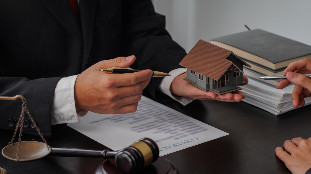 Lawyer-is-showing-client-house-model_s