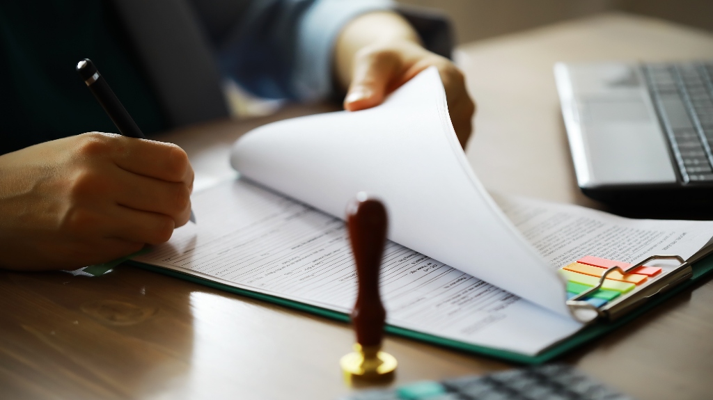 Lawyer-is-working-with-documents_s