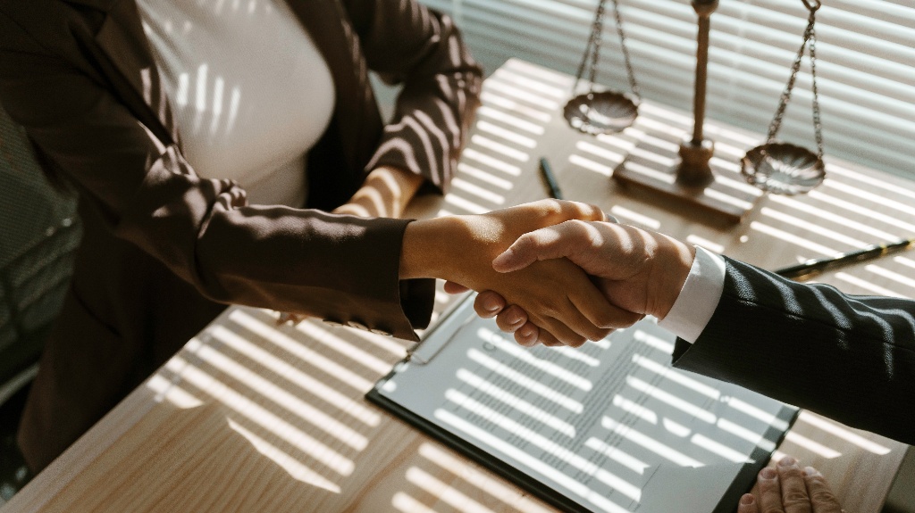 Man-and-woman-are-shaking-hand_s